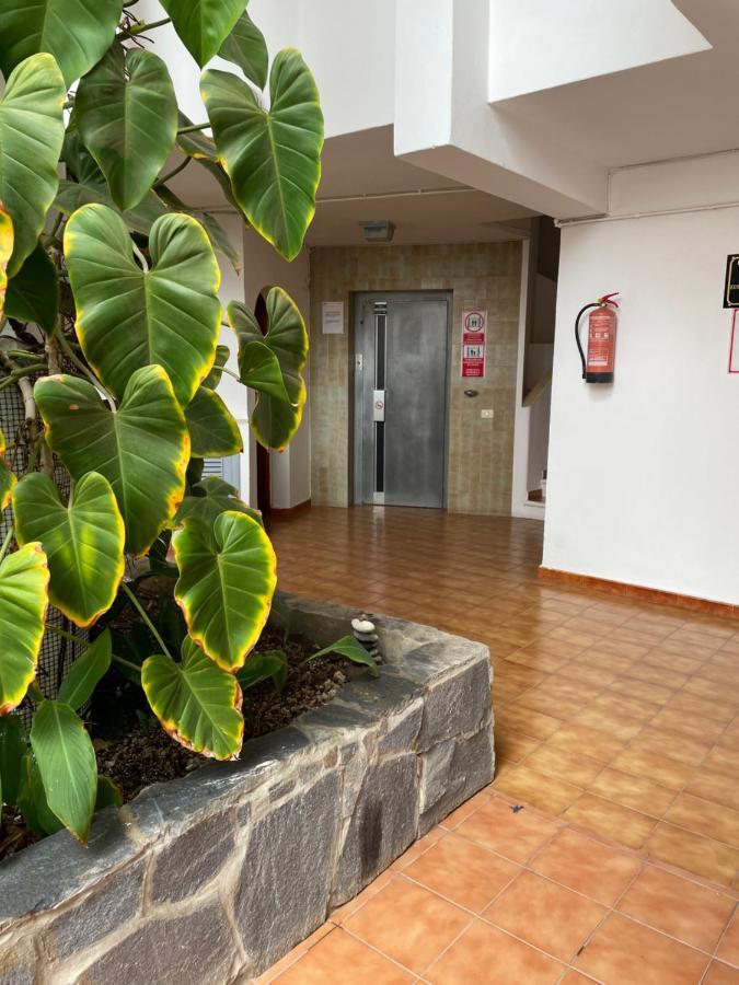1 Bedroom Apartment With Stunning Sea View Арона Экстерьер фото